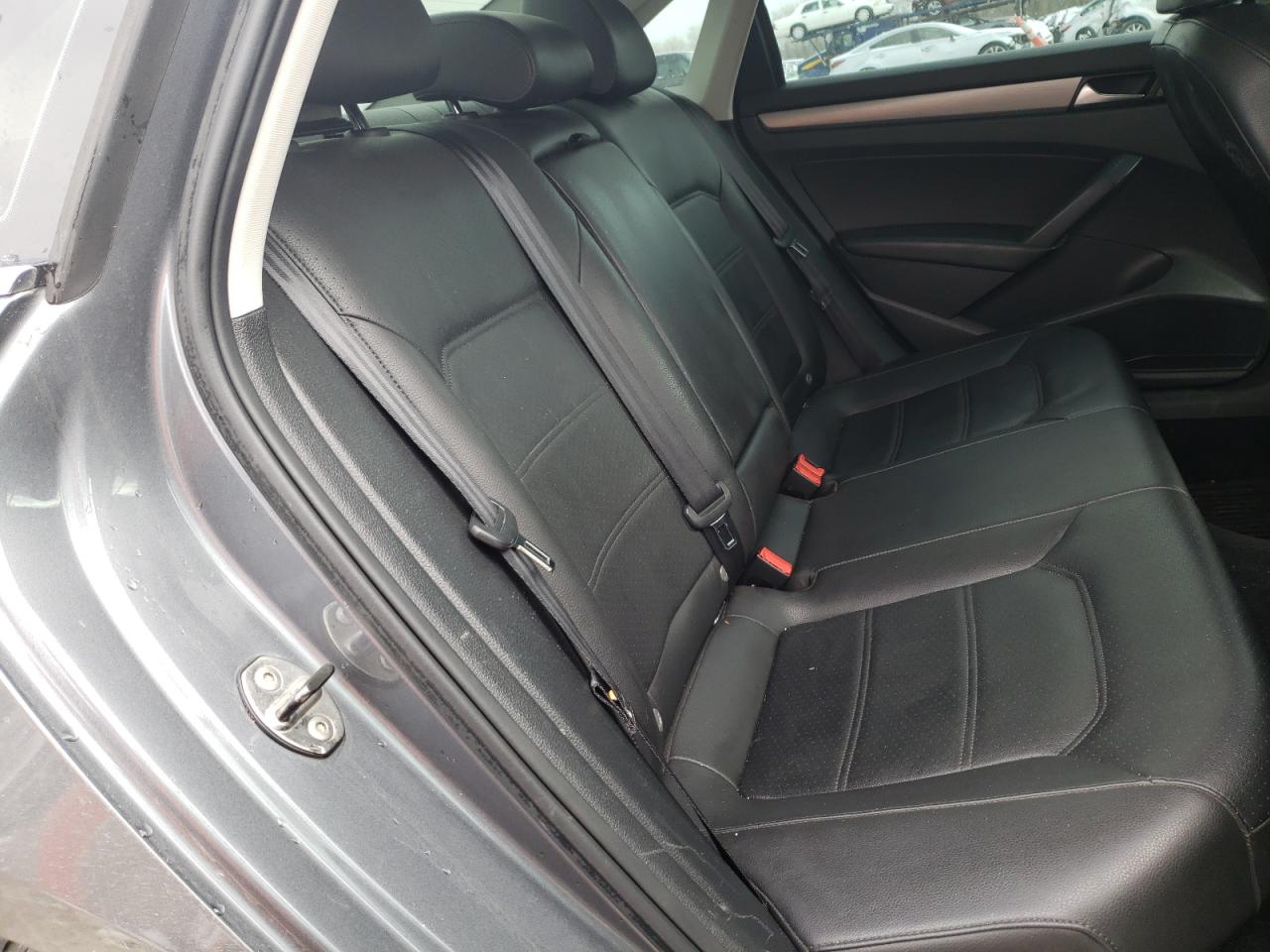 Photo 6 from auction – 2014 VOLKSWAGEN PASSAT SE with VIN 1VWBP7A33EC009834