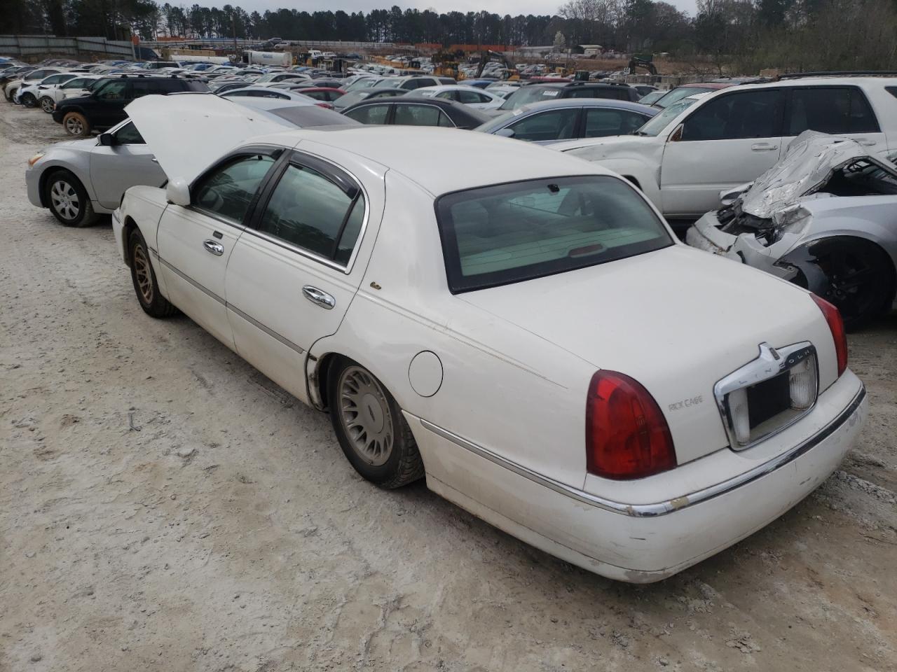 Photo 3 from auction – 2000 LINCOLN TOWN CAR C with VIN 1LNHM83W8YY906847