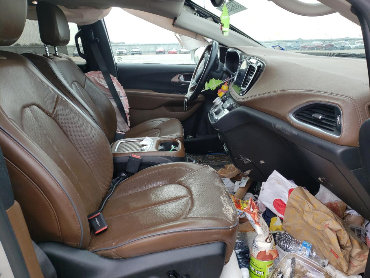 Photo 5 from auction – 2017 CHRYSLER PACIFICA L with VIN 2C4RC1GG4HR706073