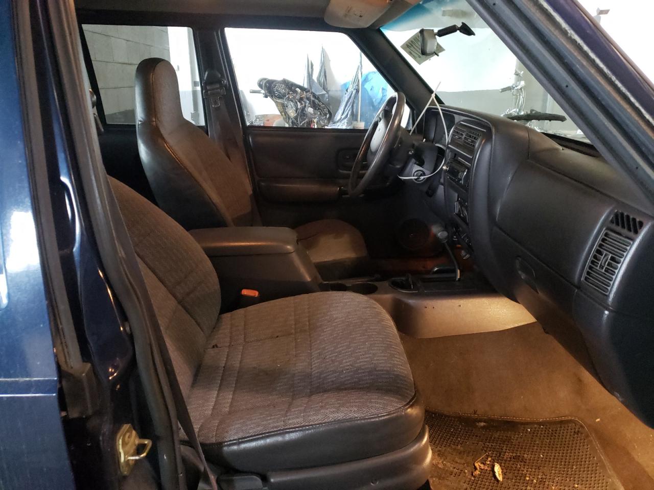 Photo 5 from auction – 2000 JEEP CHEROKEE S with VIN 1J4FF48SXYL150479