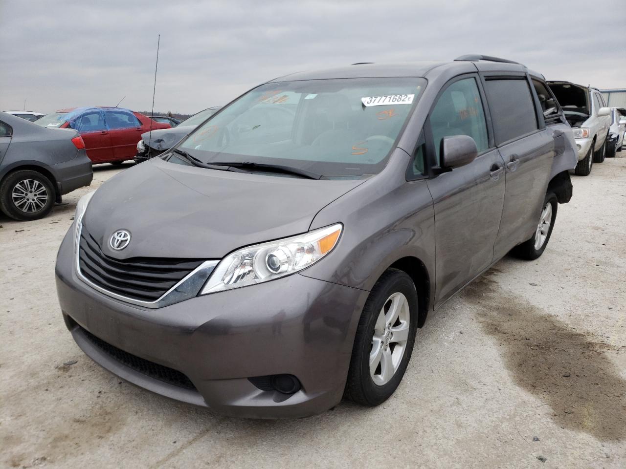 Photo 2 from auction – 2014 TOYOTA SIENNA LE with VIN 5TDKK3DC7ES502825
