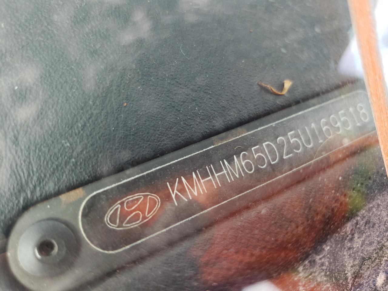 Photo 10 from auction – 2005 HYUNDAI TIBURON with VIN KMHHM65D25U169518