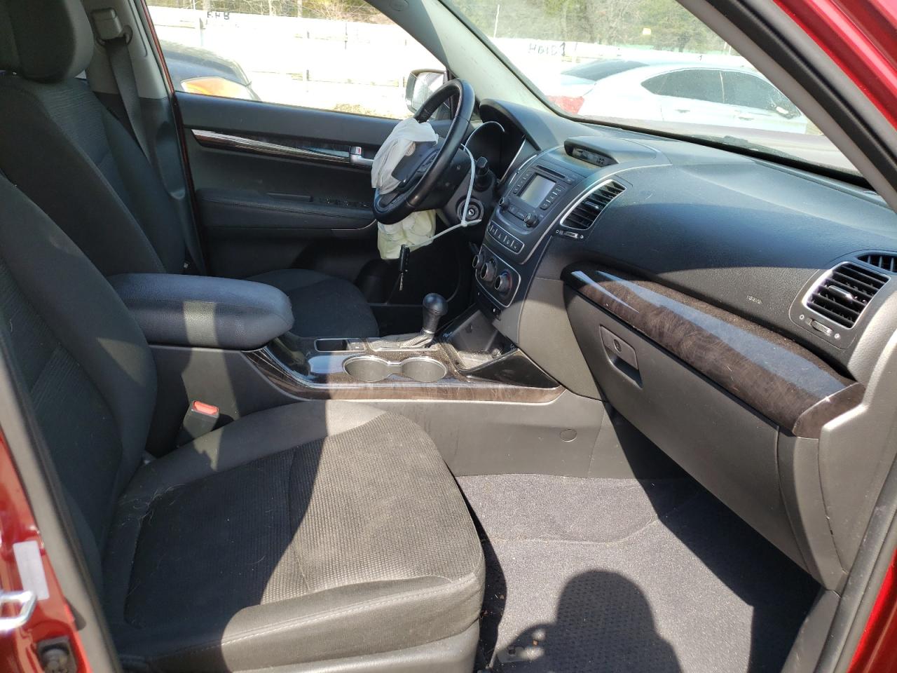 Photo 5 from auction – 2014 KIA SORENTO LX with VIN 5XYKT4A60EG489933