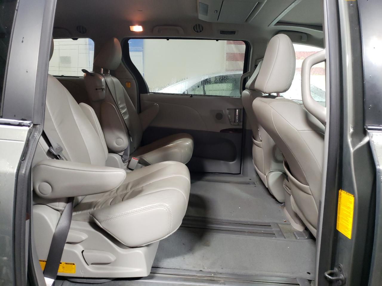 Photo 6 from auction – 2011 TOYOTA SIENNA XLE with VIN 5TDYK3DC9BS139580
