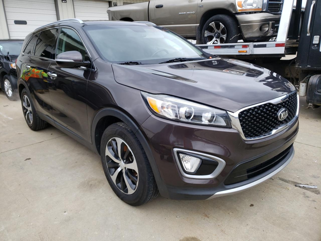 KIA SORENTO EX 2016 with VIN 5XYPH4A5XGG005834 - Photo from auction