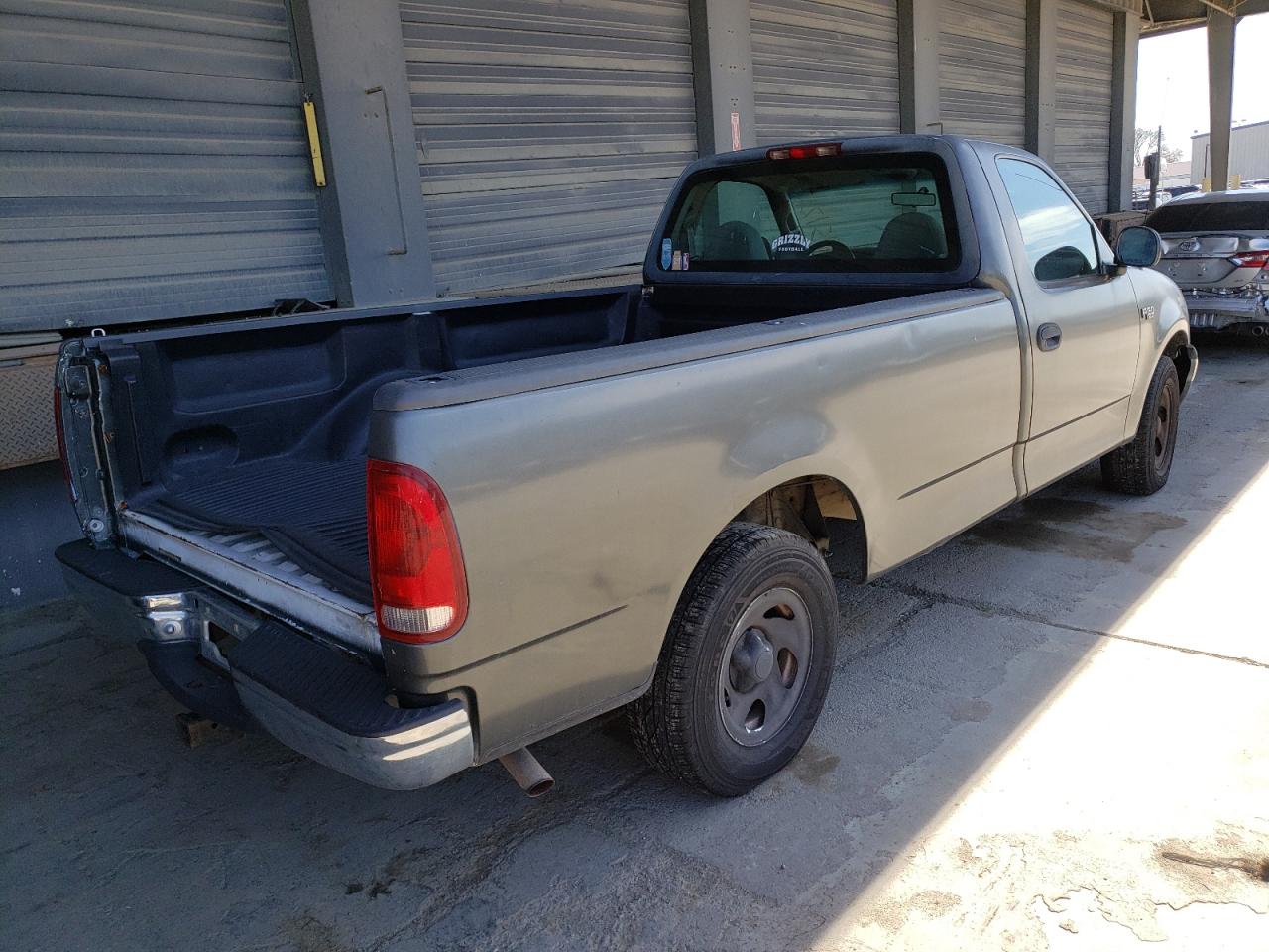 Photo 4 from auction – 2000 FORD F150 with VIN 1FTRF17W6YKA28147