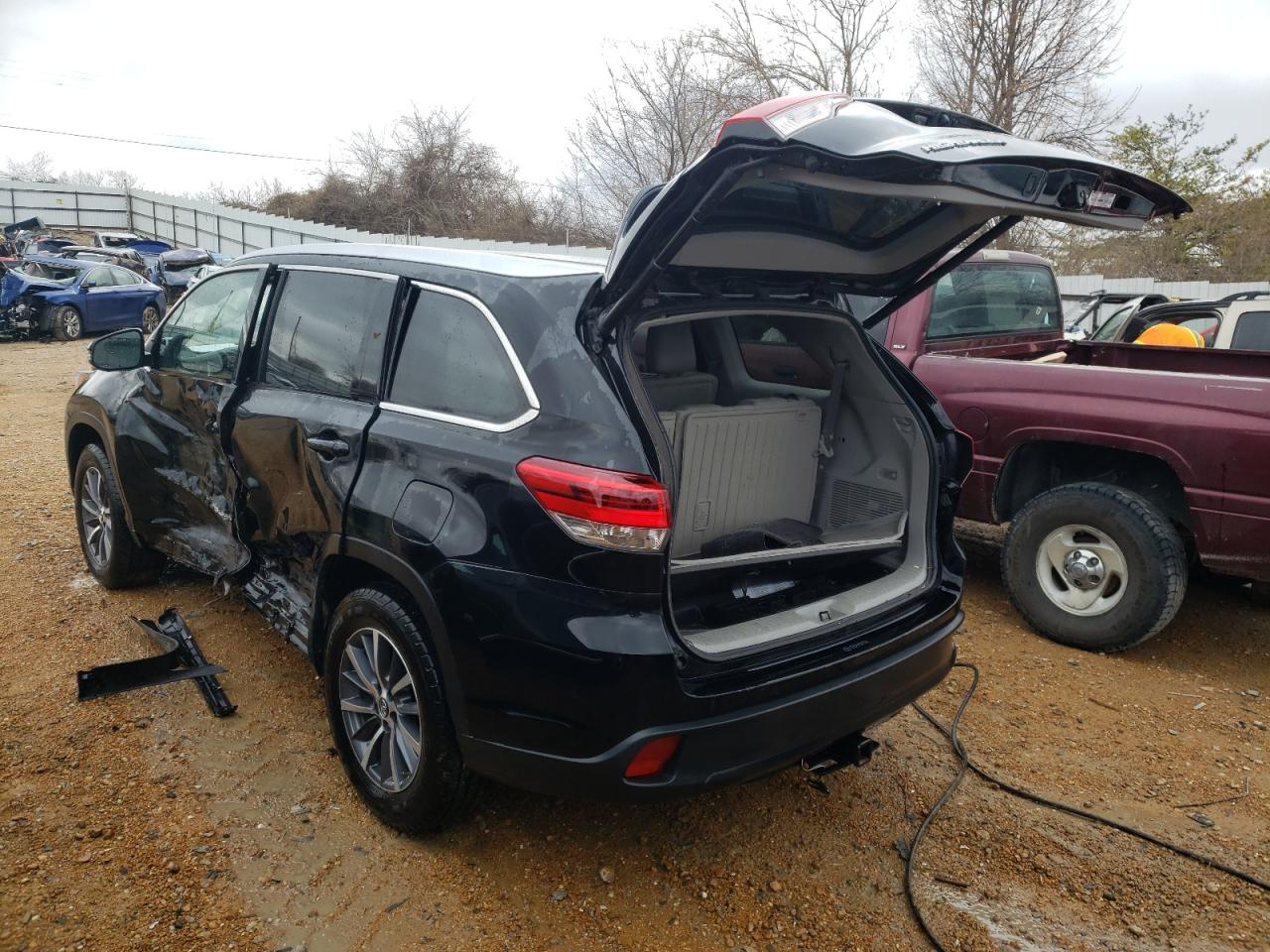 Photo 3 from auction – 2017 TOYOTA HIGHLANDER with VIN 5TDKZRFH7HS520396