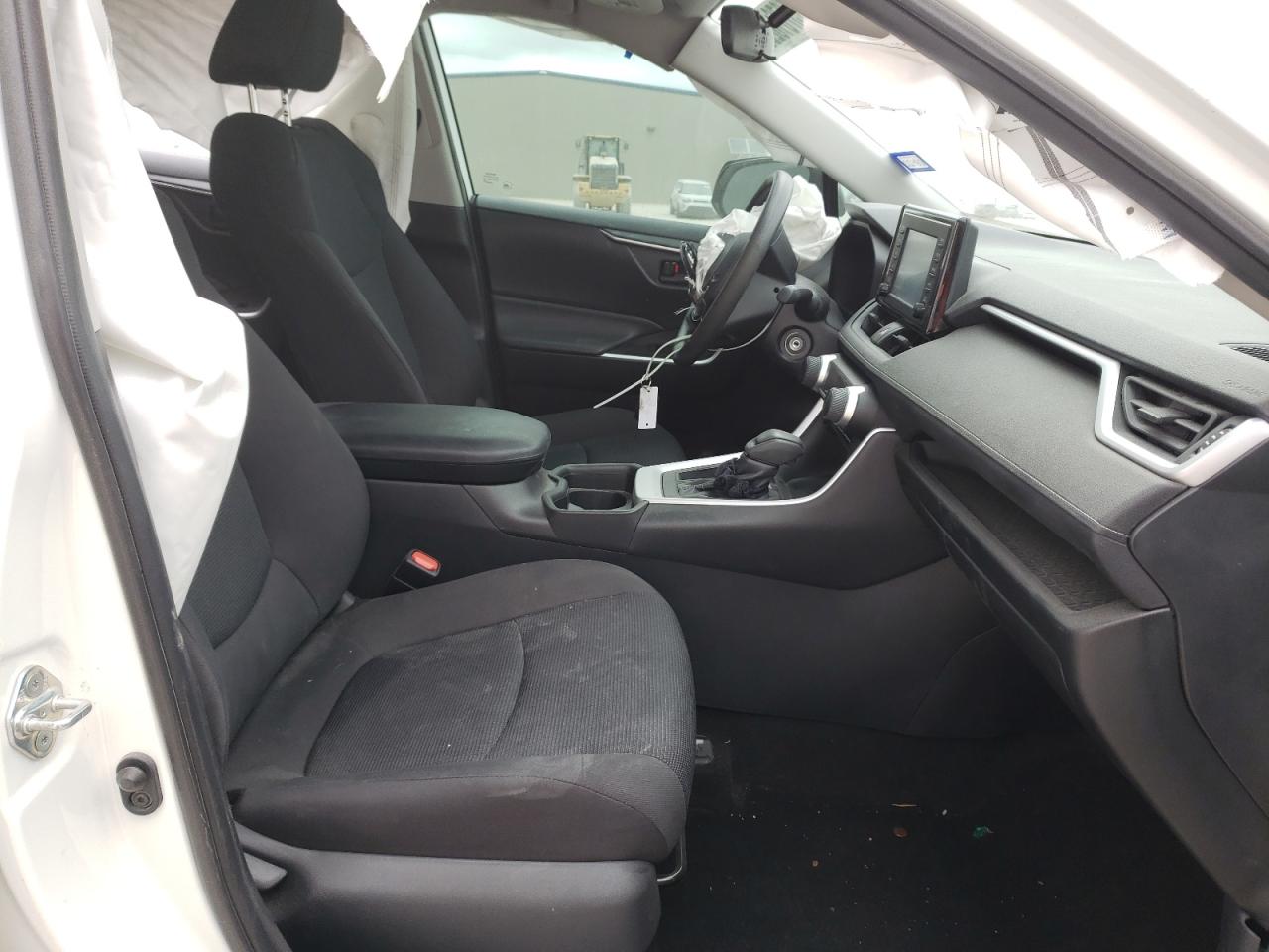 Photo 5 from auction – 2019 TOYOTA RAV4 LE with VIN 2T3H1RFVXKC023096