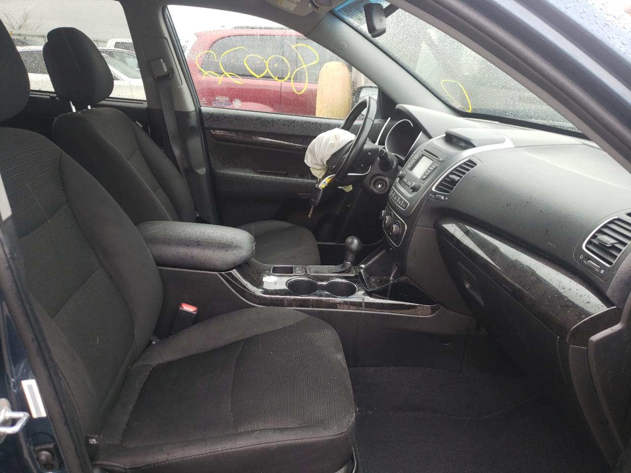 Photo 5 from auction – 2015 KIA SORENTO LX with VIN 5XYKT3A69FG596474