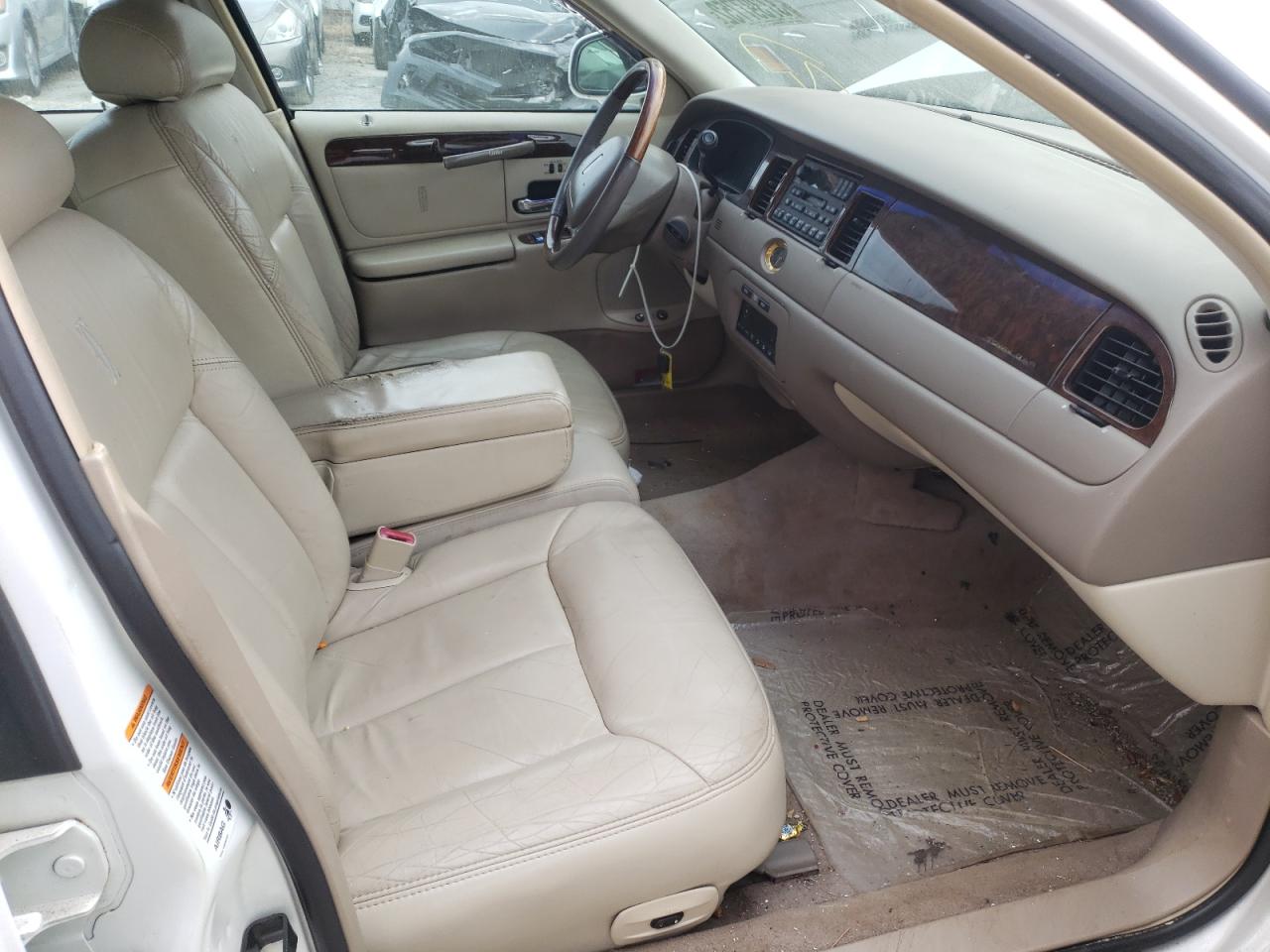 Photo 5 from auction – 2000 LINCOLN TOWN CAR C with VIN 1LNHM83W8YY906847