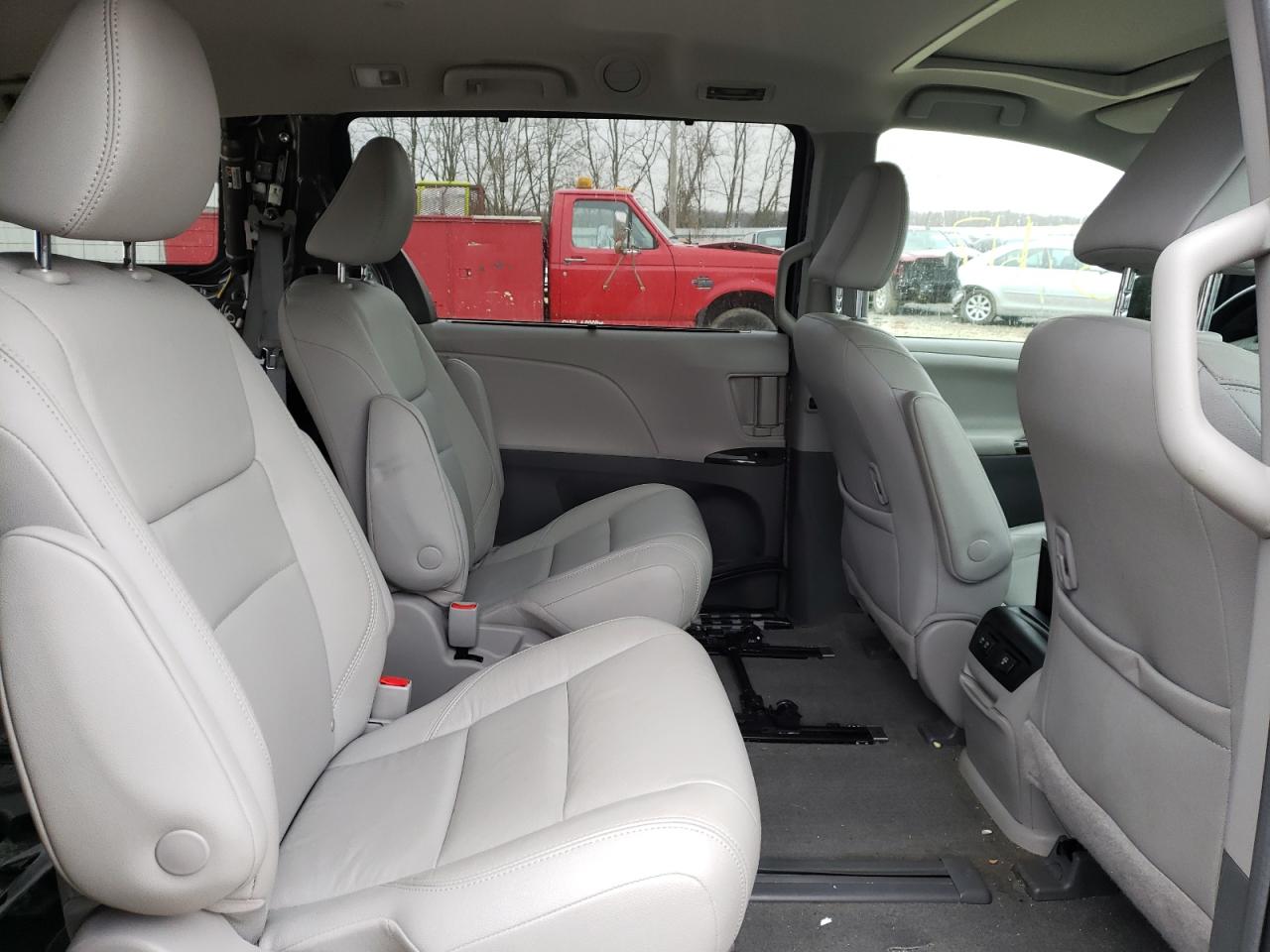 Photo 6 from auction – 2018 TOYOTA SIENNA XLE with VIN 5TDDZ3DC8JS205531