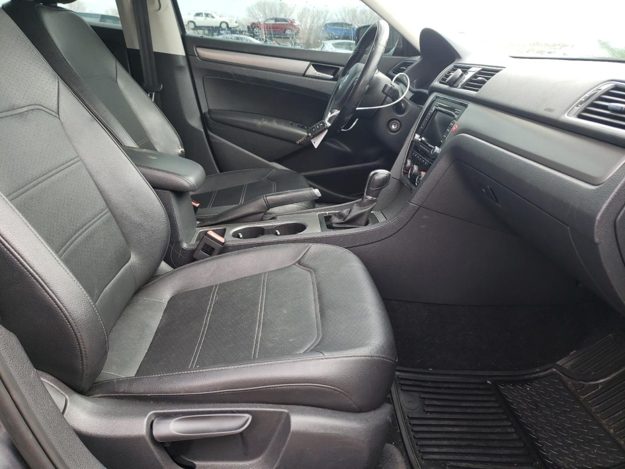 Photo 5 from auction – 2014 VOLKSWAGEN PASSAT SE with VIN 1VWBP7A33EC009834