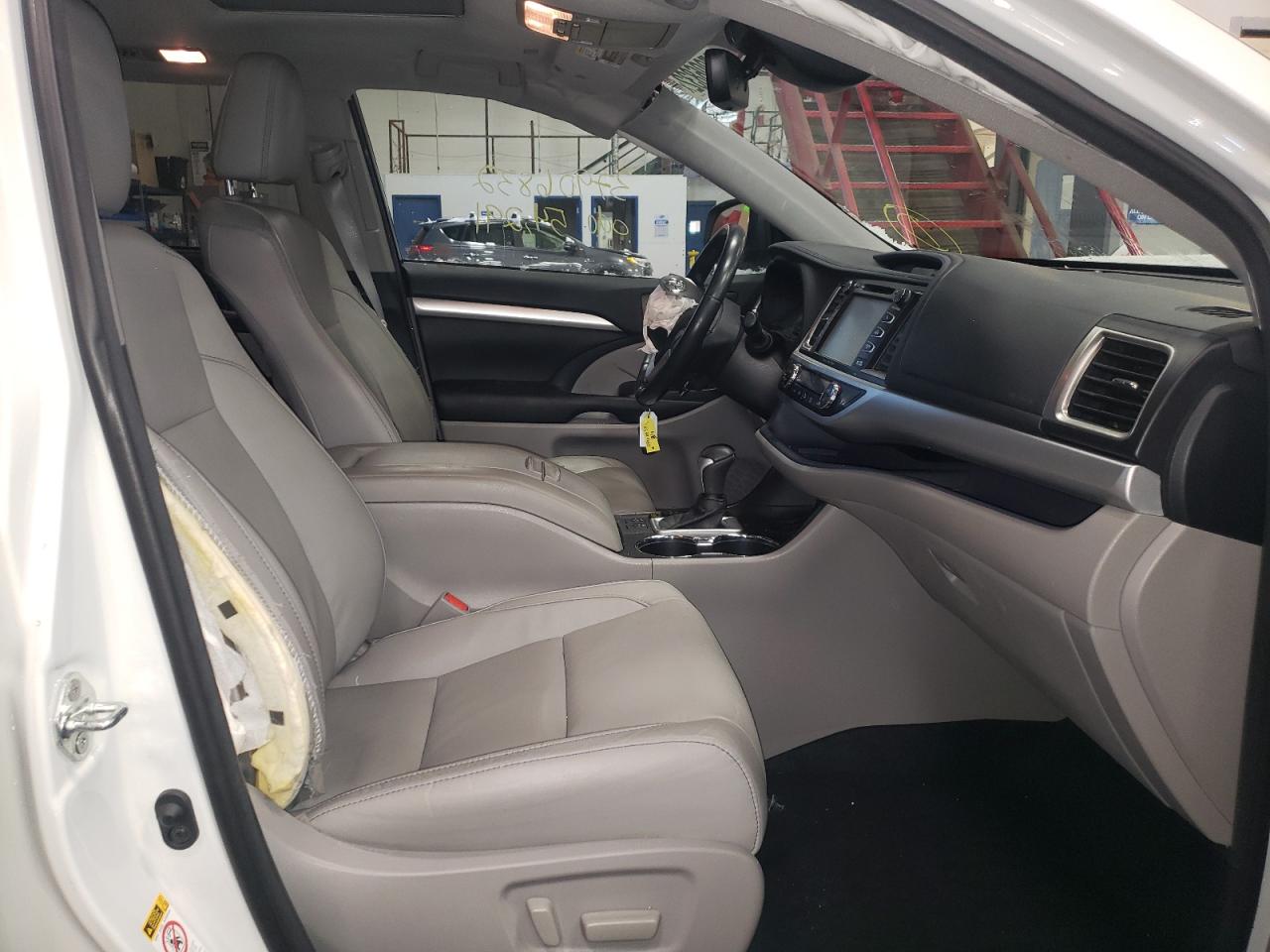 Photo 5 from auction – 2018 TOYOTA HIGHLANDER with VIN 5TDJZRFH9JS554762