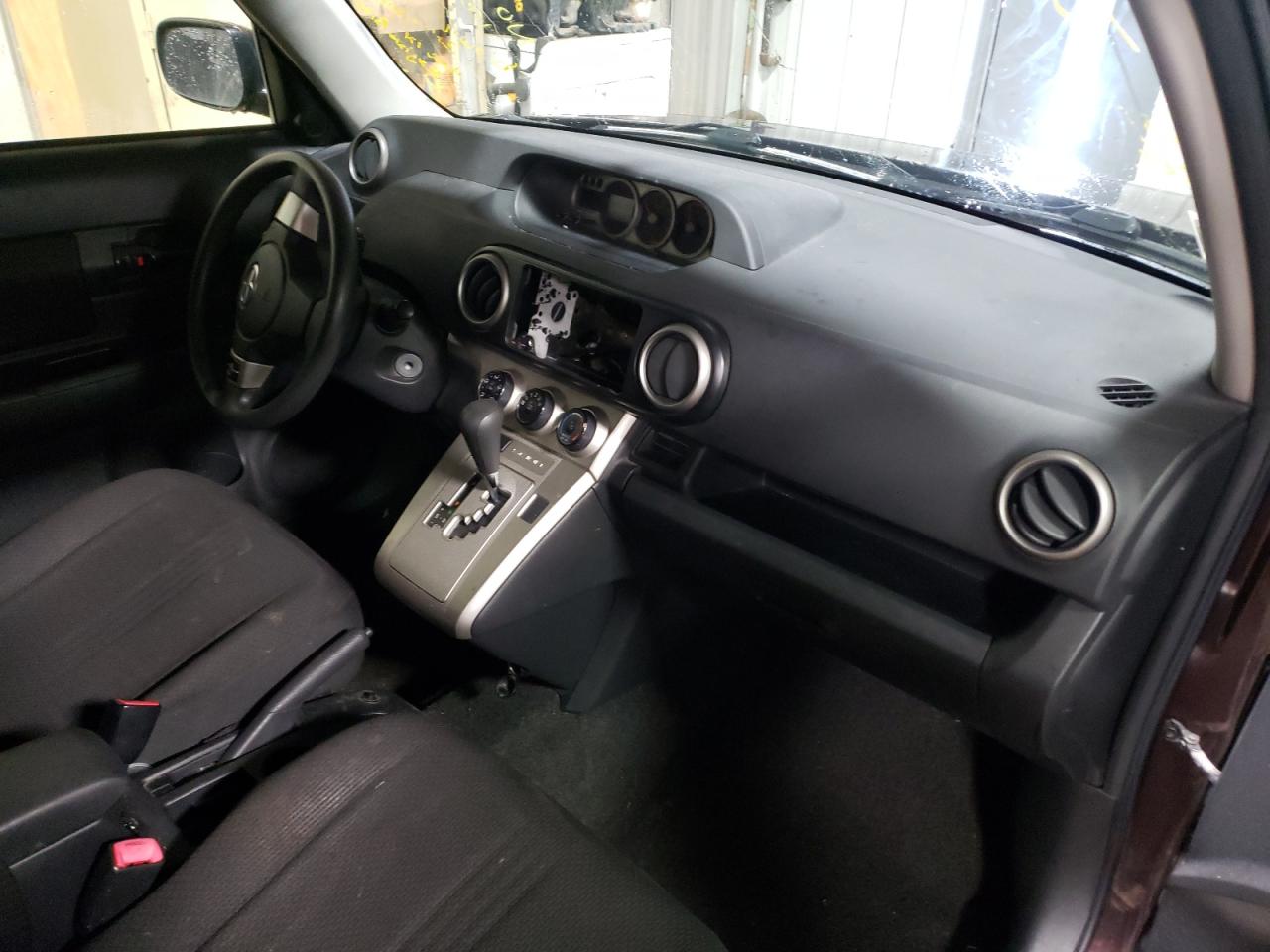Photo 9 from auction – 2008 SCION SCION with VIN JTLKE50E381004086