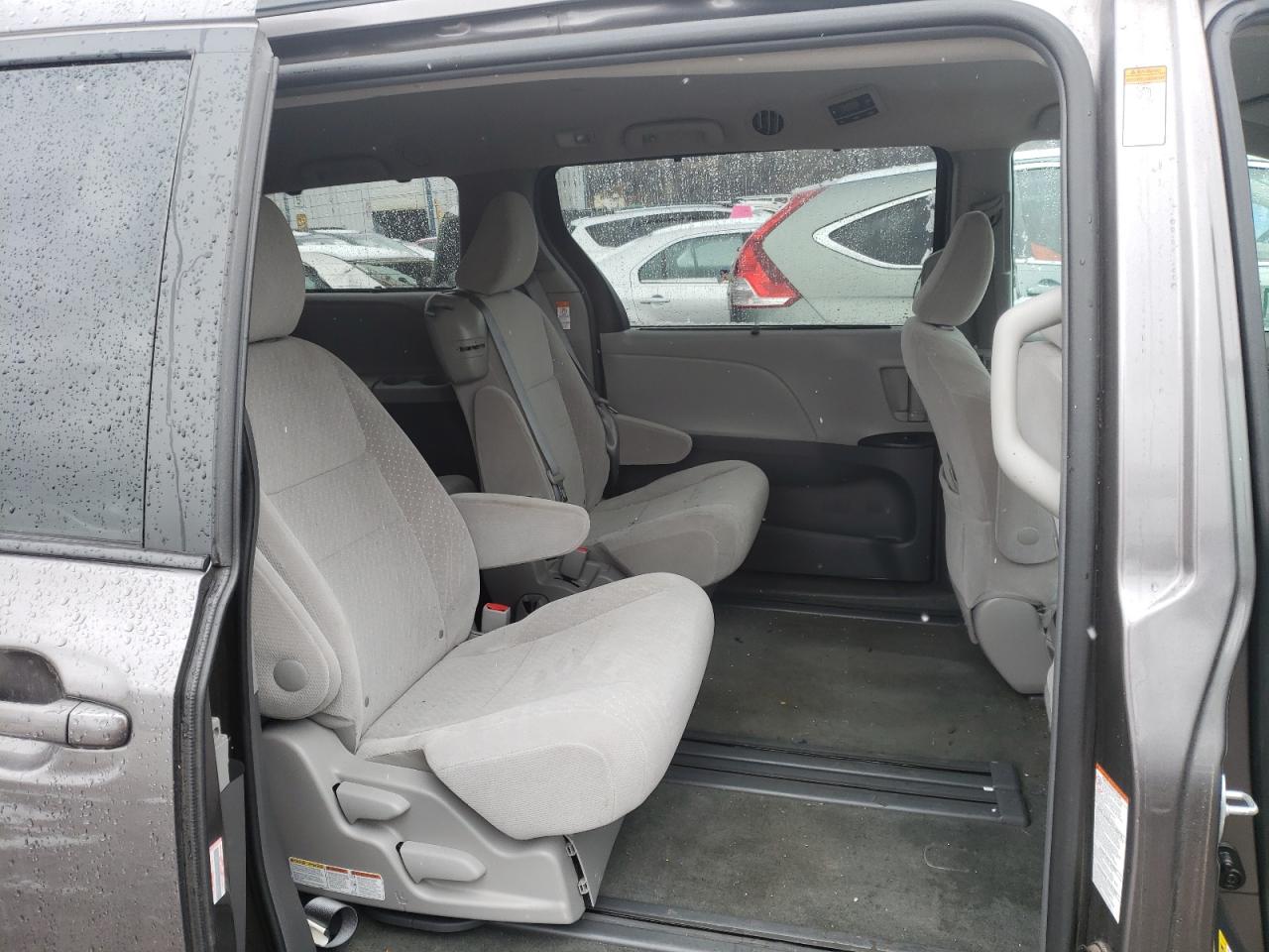 Photo 6 from auction – 2017 TOYOTA SIENNA LE with VIN 5TDKZ3DC7HS837079