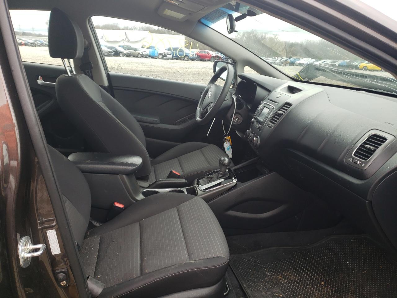 Photo 5 from auction – 2017 KIA FORTE LX with VIN 3KPFL4A78HE016048