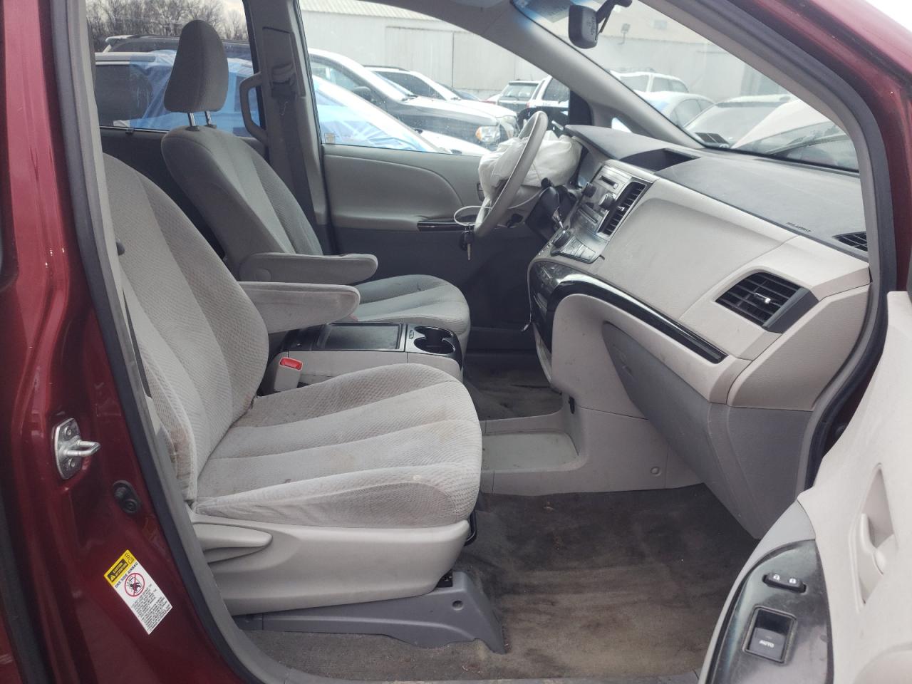 Photo 5 from auction – 2014 TOYOTA SIENNA LE with VIN 5TDKK3DC9ES418649