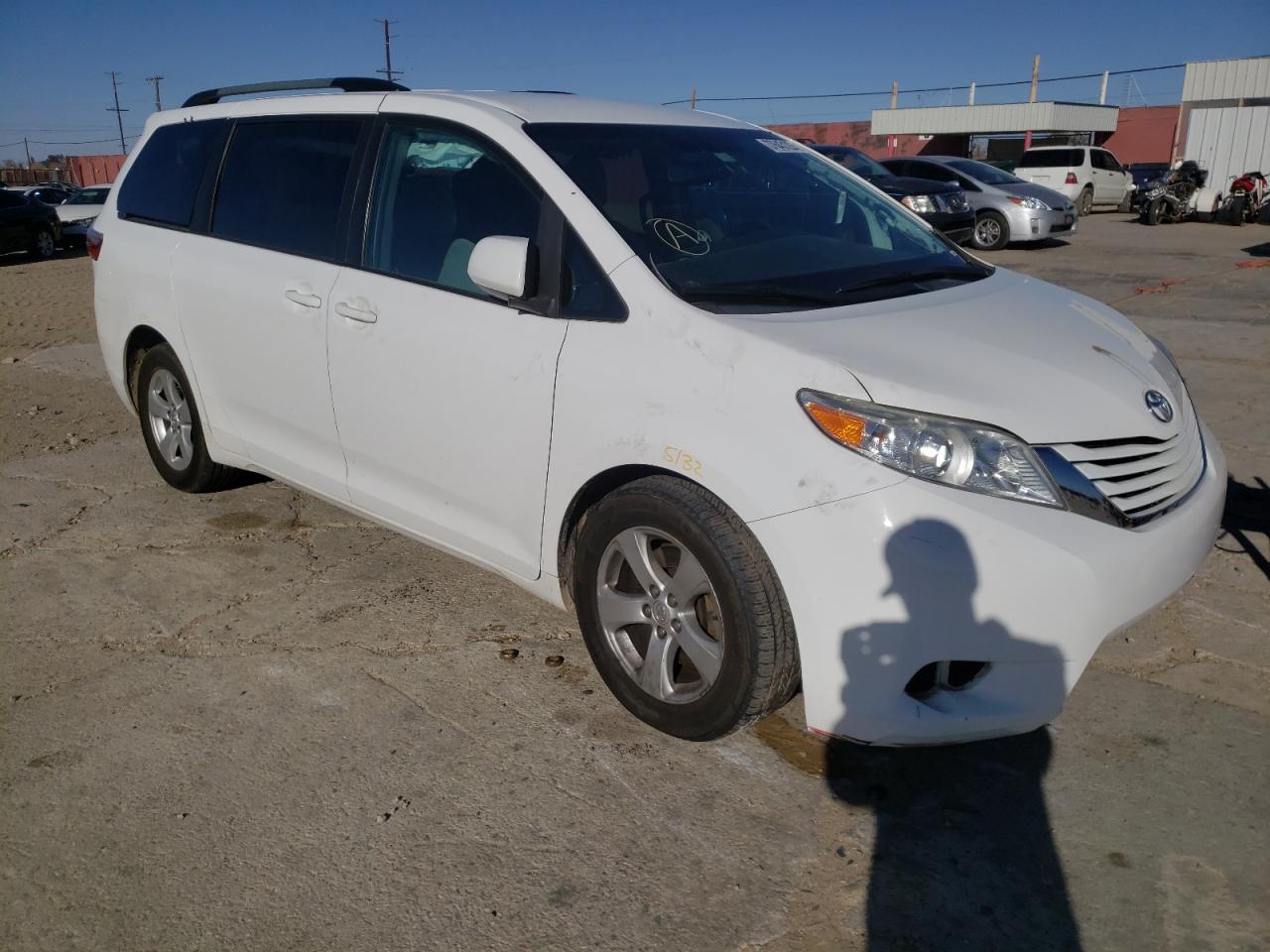 Photo 1 from auction – 2016 TOYOTA SIENNA LE with VIN 5TDKK3DC3GS703463