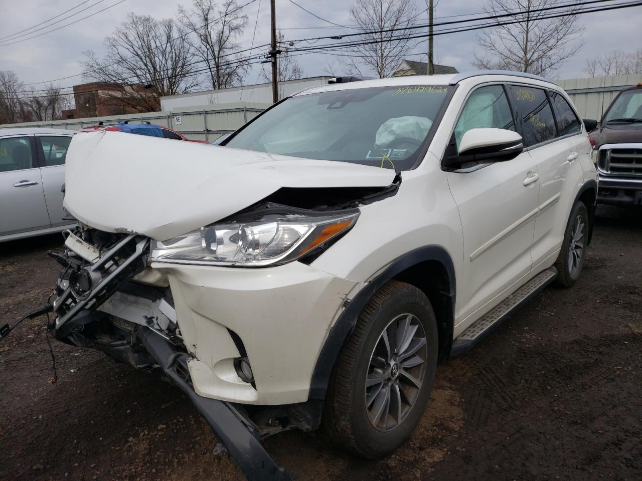 Photo 2 from auction – 2018 TOYOTA HIGHLANDER with VIN 5TDJZRFH1JS827029