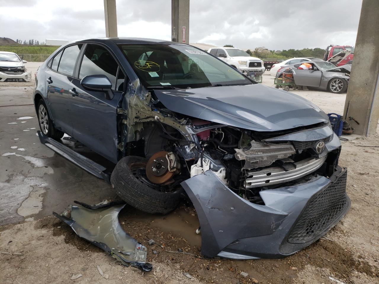 TOYOTA COROLLA LE 2020 con VIN 5YFEPRAE4LP033366 - Foto de la subasta