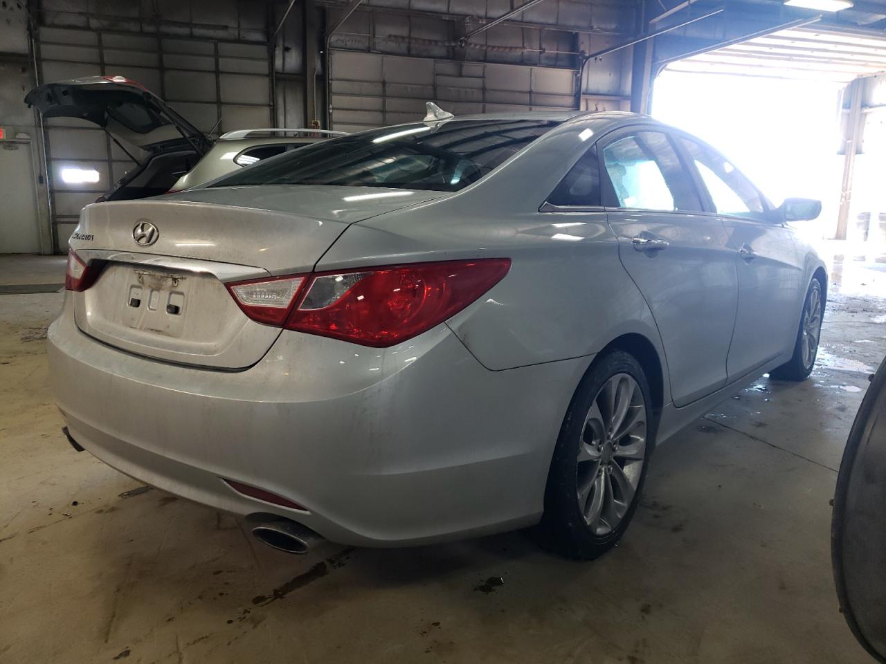 Photo 4 from auction – 2011 HYUNDAI SONATA SE with VIN 5NPEC4AC9BH115604