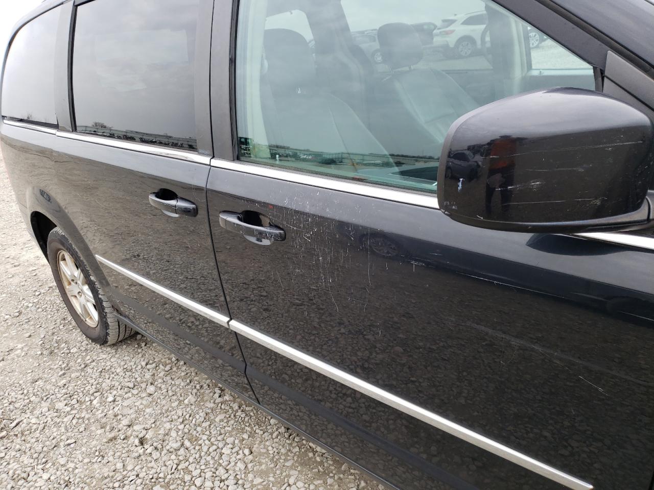 Photo 9 from auction – 2010 CHRYSLER TOWN & COU with VIN 2A4RR5D19AR492770
