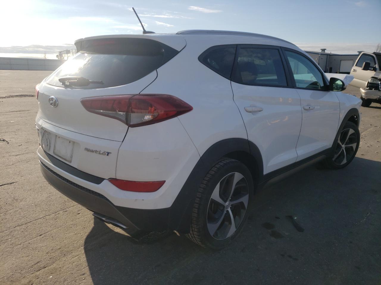 Photo 4 from auction – 2016 HYUNDAI TUCSON LIM with VIN KM8J33A28GU193929