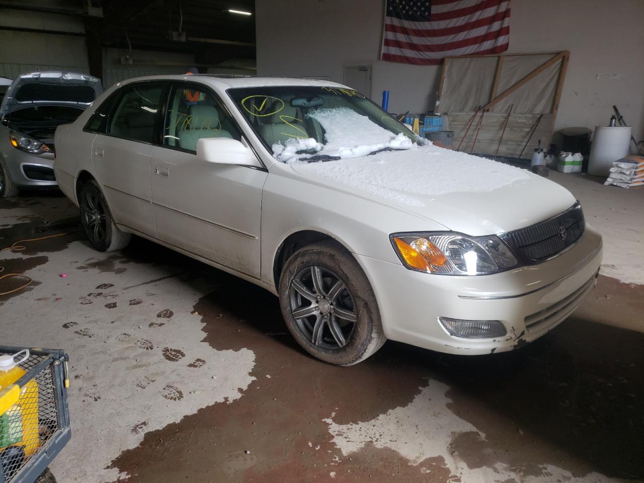 TOYOTA AVALON XL 2000 with VIN 4T1BF28B4YU050506 - Photo from auction