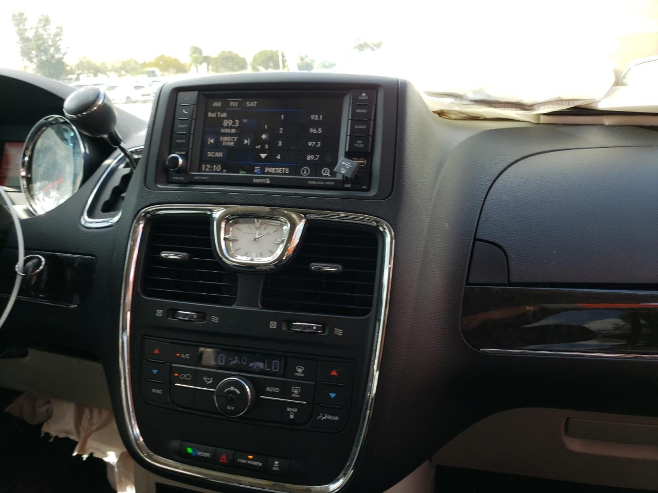 Photo 9 from auction – 2014 CHRYSLER TOWN & COU with VIN 2C4RC1BG8ER195910