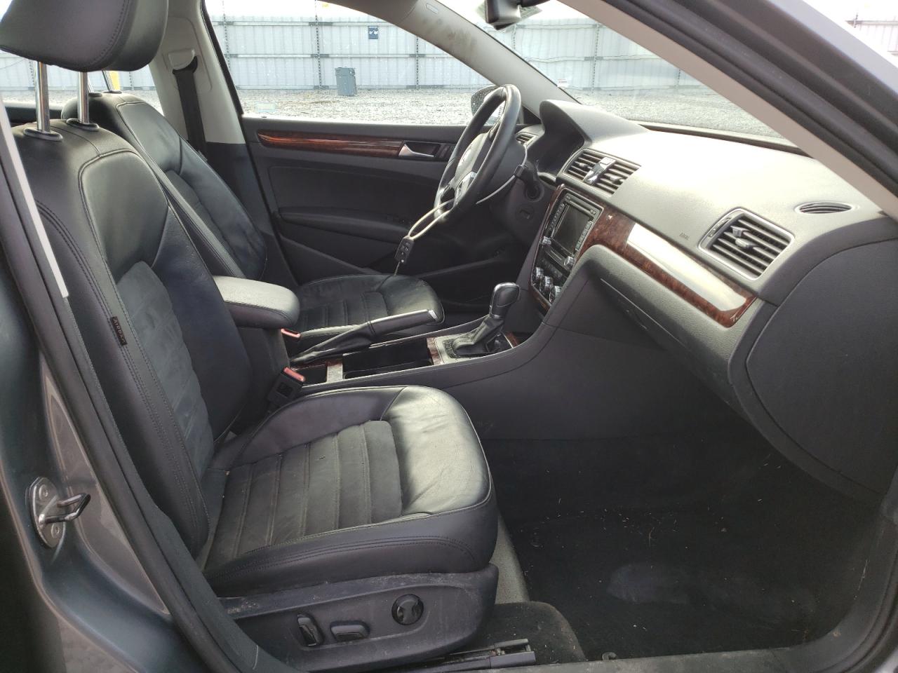 Photo 5 from auction – 2012 VOLKSWAGEN PASSAT SEL with VIN 1VWCN7A30CC040014