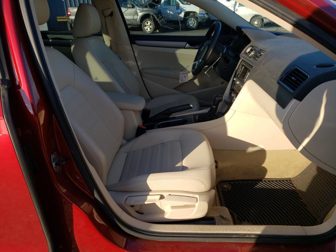 Photo 5 from auction – 2015 VOLKSWAGEN PASSAT SE with VIN 1VWBT7A38FC008885