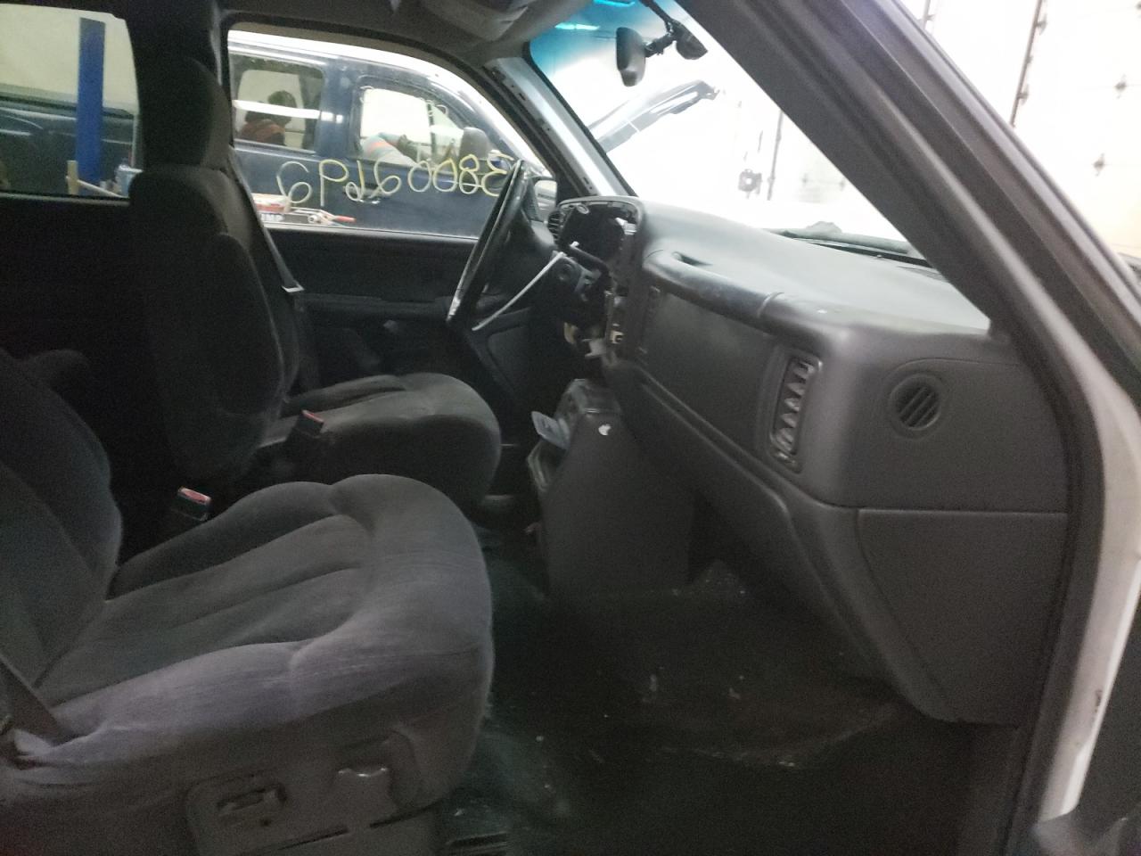 Photo 5 from auction – 2002 CHEVROLET SILVERADO with VIN 2GCEK19T521305097