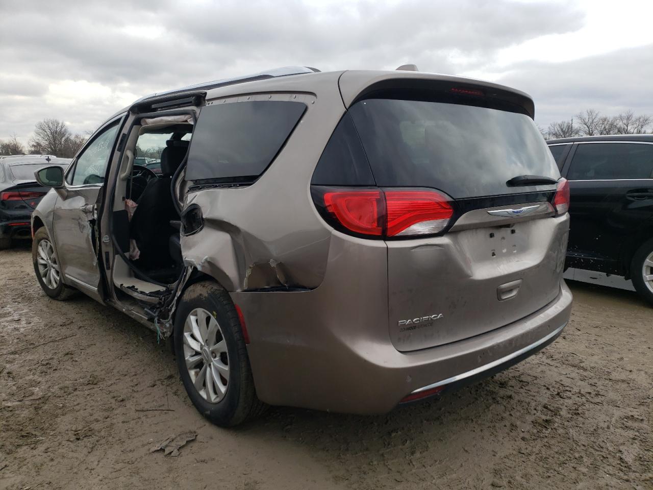 Photo 3 from auction – 2018 CHRYSLER PACIFICA T with VIN 2C4RC1BG4JR256826
