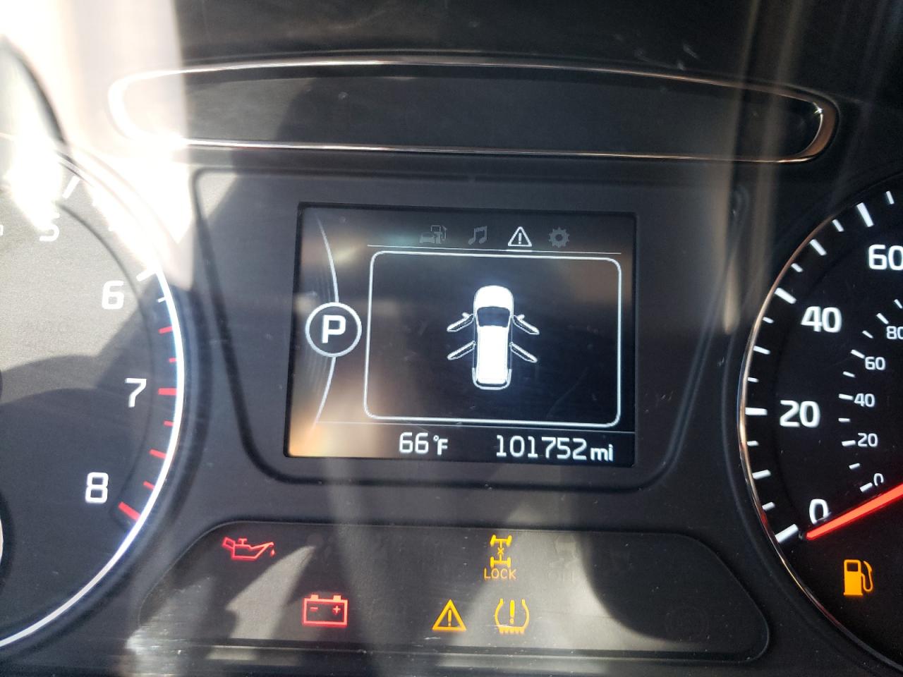 Photo 8 from auction – 2016 KIA SORENTO EX with VIN 5XYPHDA16GG022353