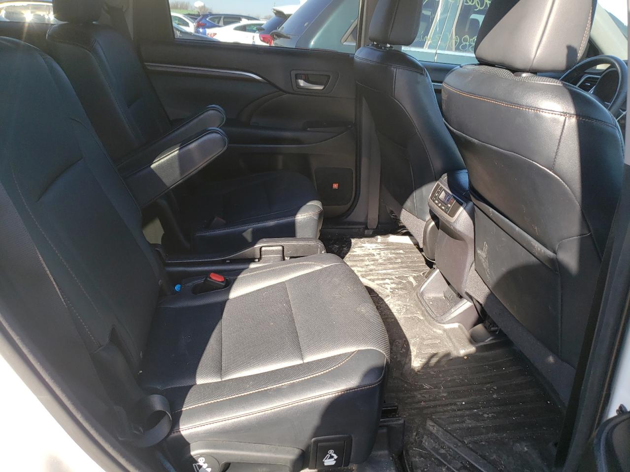 Photo 6 from auction – 2015 TOYOTA HIGHLANDER with VIN 5TDDKRFH4FS087291