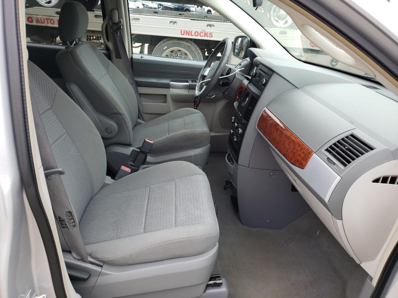 Photo 5 from auction – 2008 CHRYSLER TOWN & COU with VIN 2A8HR54P98R757891