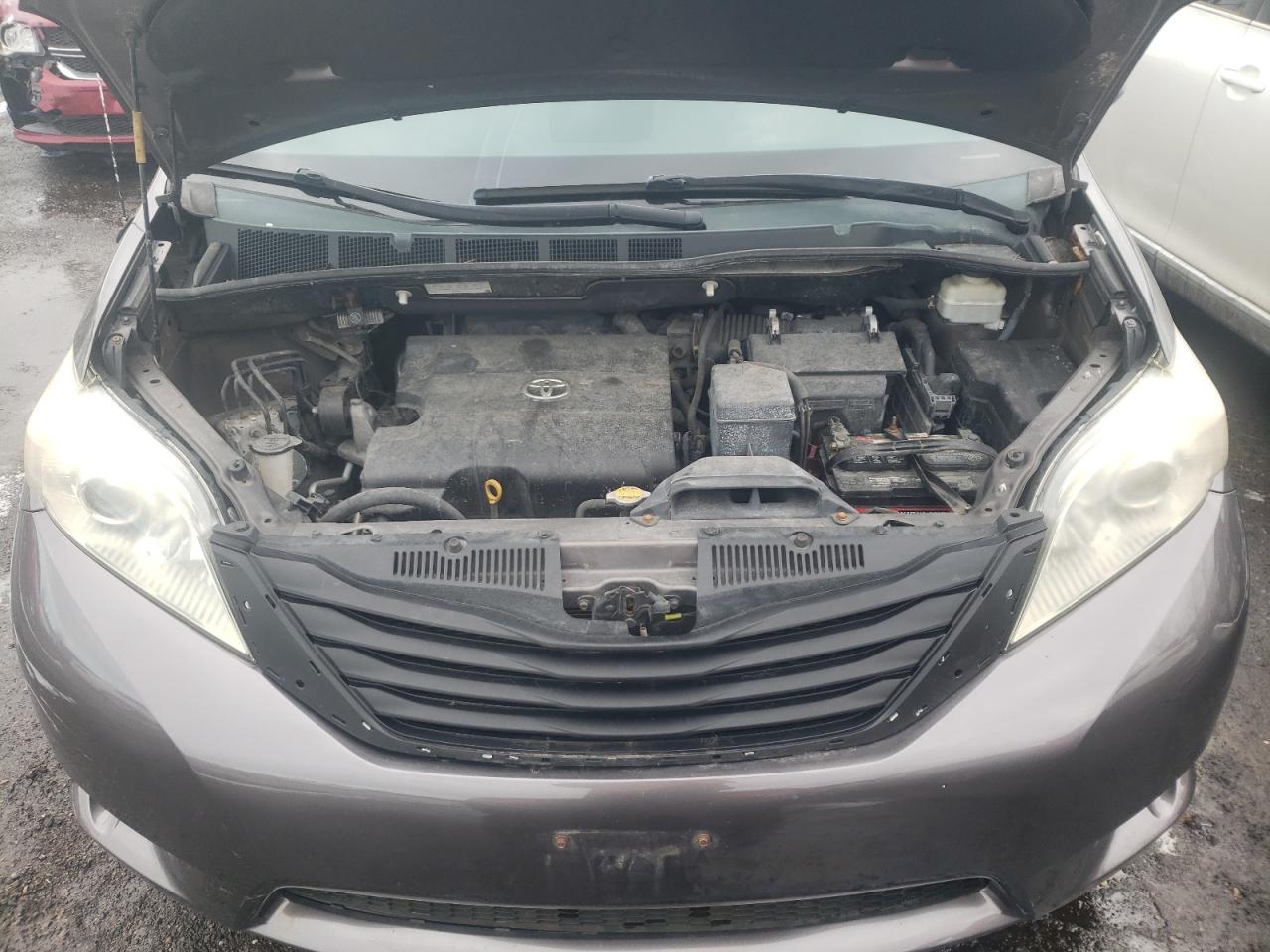Photo 7 from auction – 2011 TOYOTA SIENNA with VIN 5TDZK3DC1BS077919