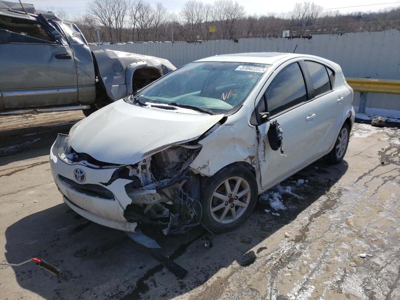 Photo 2 from auction – 2013 TOYOTA PRIUS C with VIN JTDKDTB32D1041722