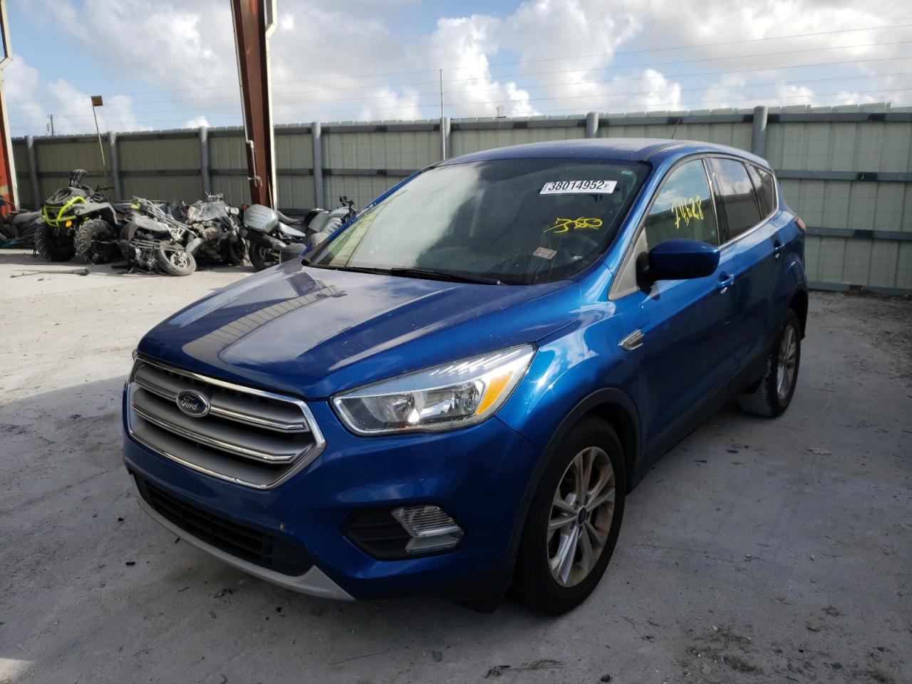 Photo 2 from auction – 2017 FORD ESCAPE SE with VIN 1FMCU0GDXHUB96166