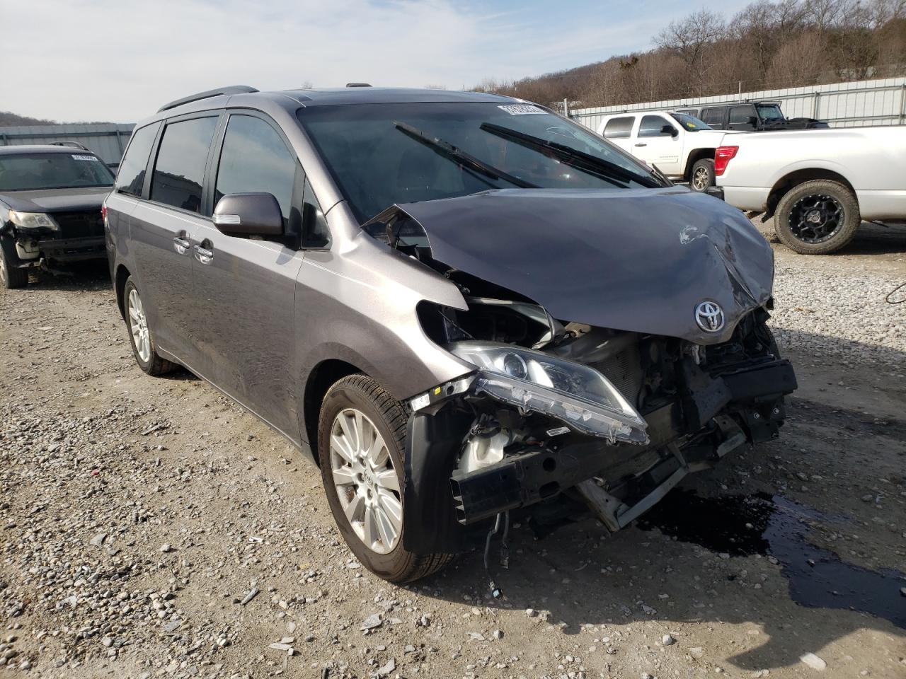 TOYOTA SIENNA XLE 2015 with VIN 5TDYK3DC5FS613031 - Photo from auction
