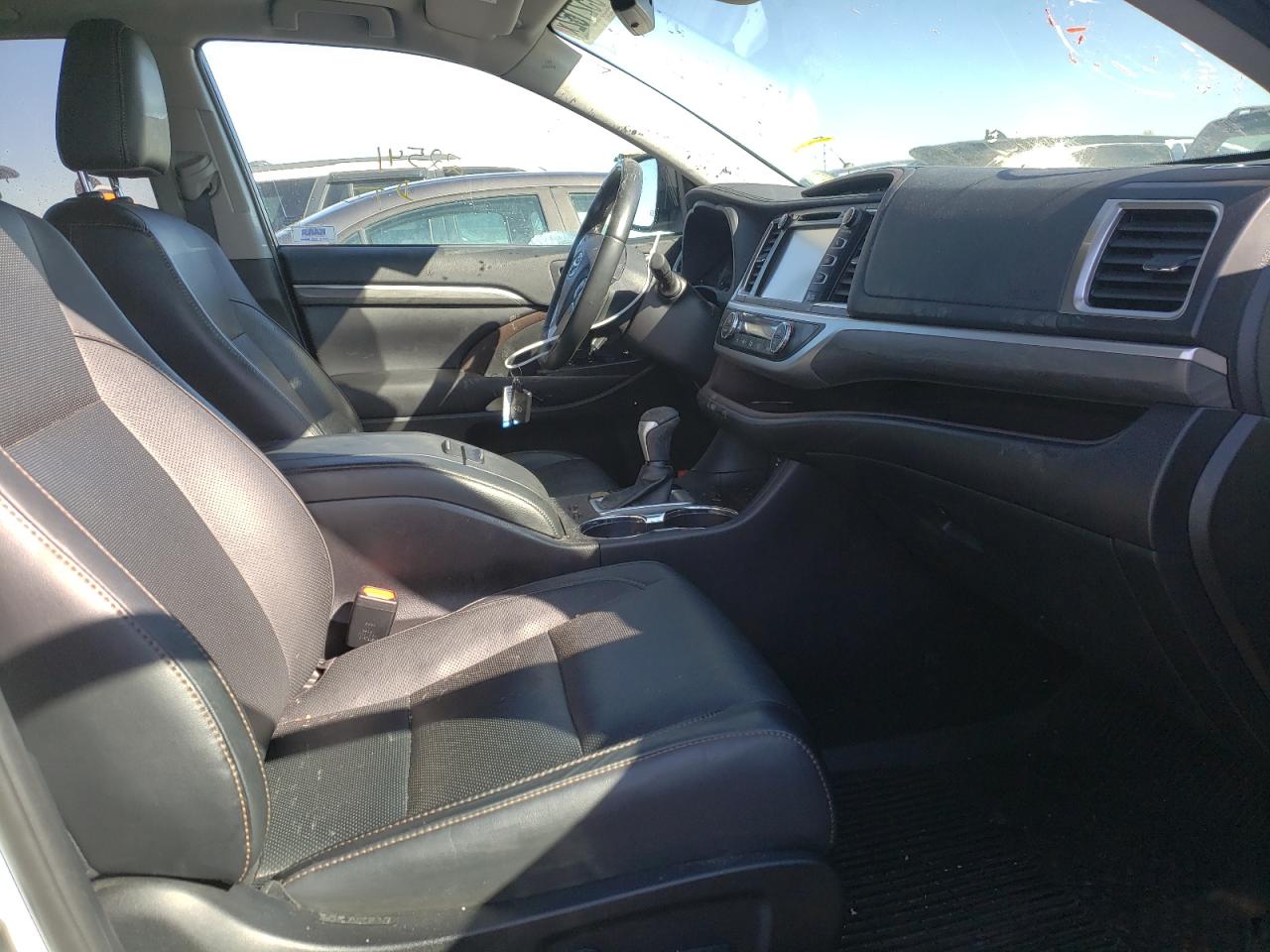Photo 5 from auction – 2019 TOYOTA HIGHLANDER with VIN 5TDDZRFH9KS705209