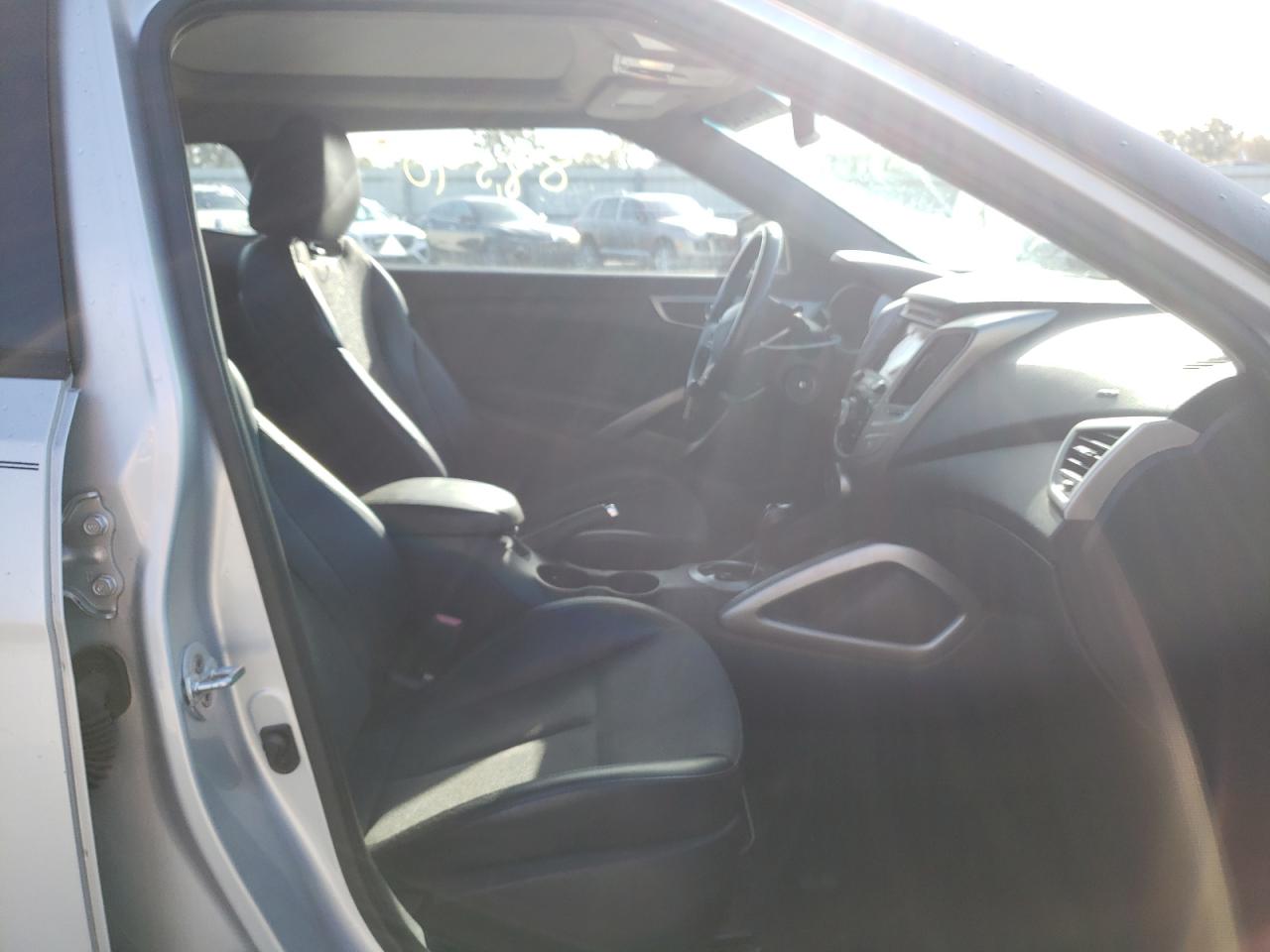 Photo 5 from auction – 2013 HYUNDAI VELOSTER with VIN KMHTC6AD6DU093853