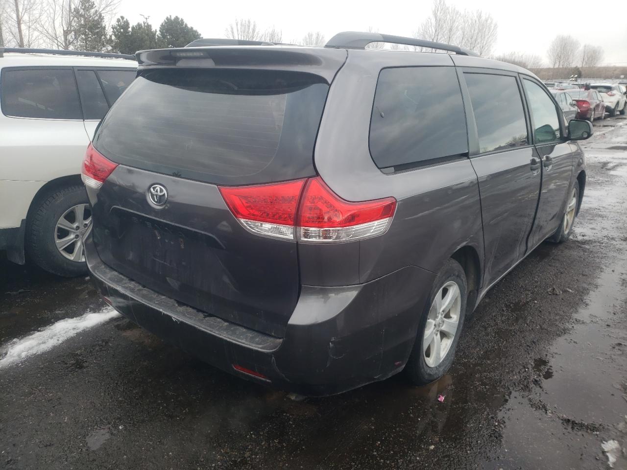 Photo 4 from auction – 2011 TOYOTA SIENNA with VIN 5TDZK3DC1BS077919