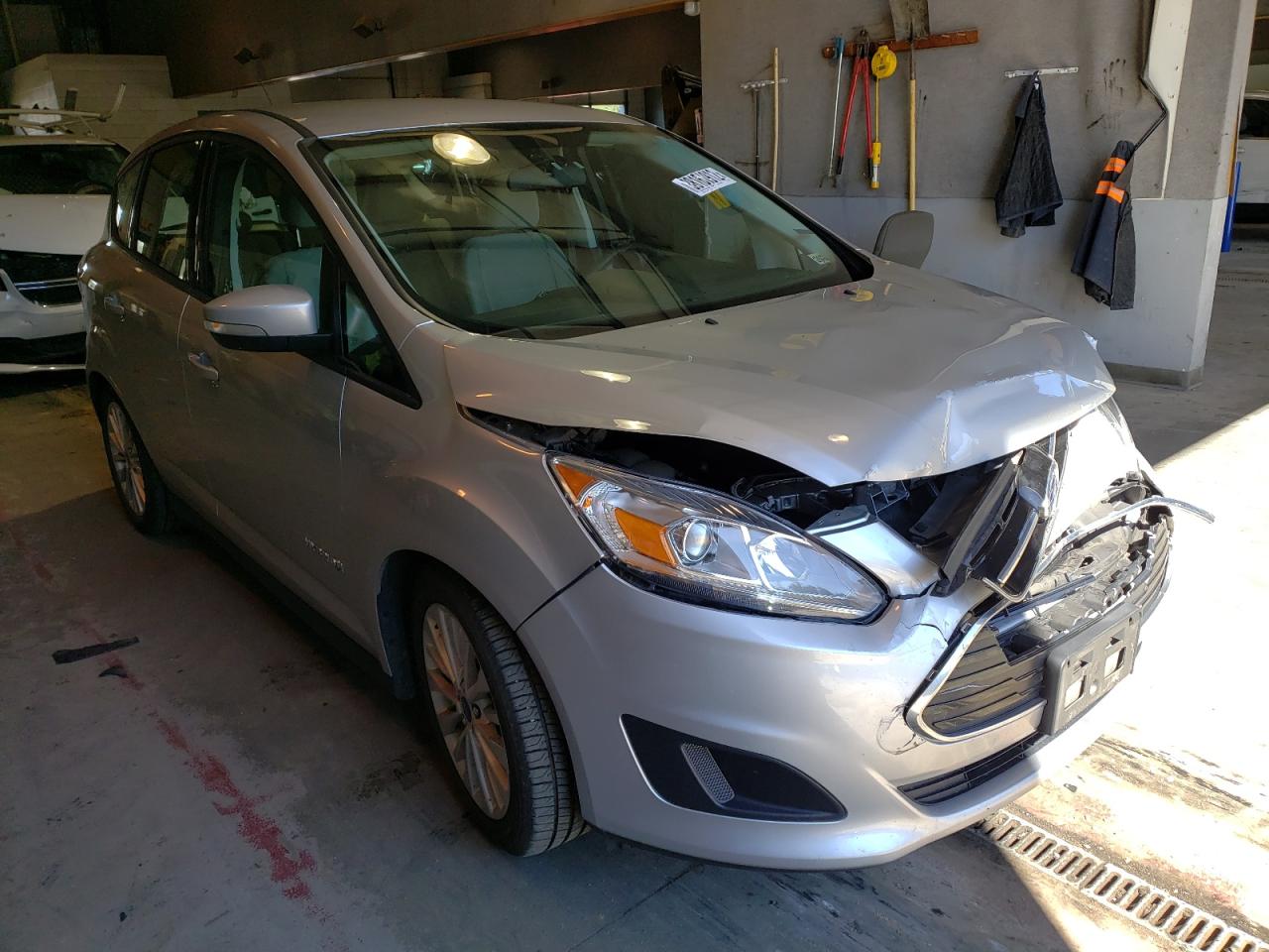 FORD C-MAX SE 2017 with VIN 1FADP5AU8HL118583 - Photo from auction