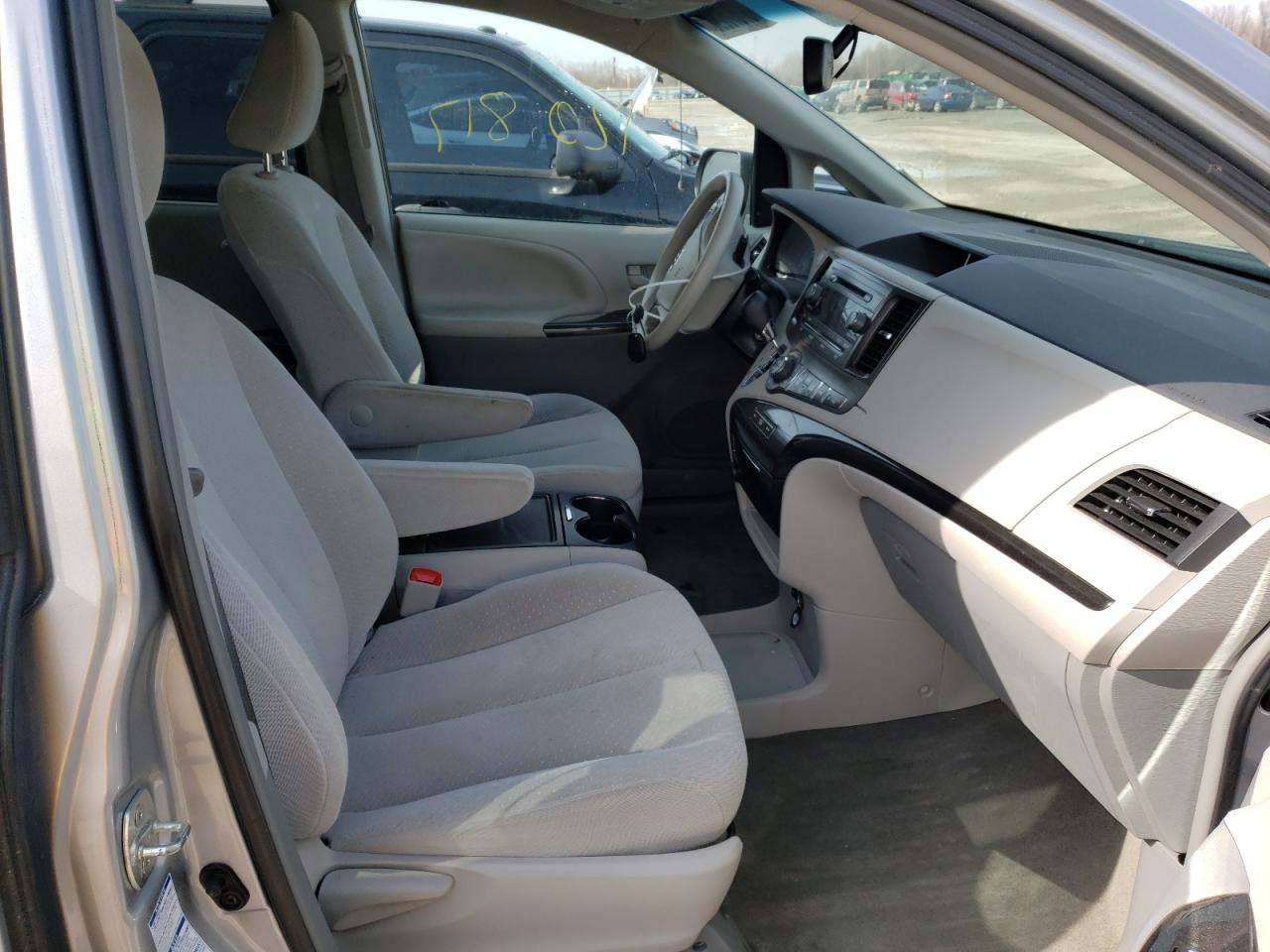 Photo 5 from auction – 2014 TOYOTA SIENNA LE with VIN 5TDJK3DCXES084322