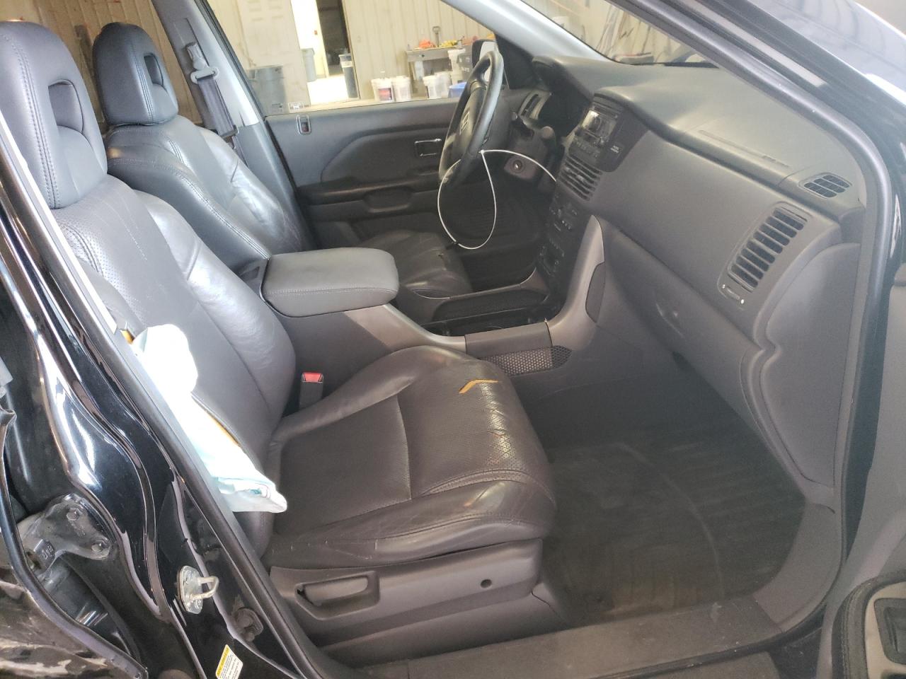 Photo 5 from auction – 2005 HONDA PILOT EXL with VIN 5FNYF185X5B013743