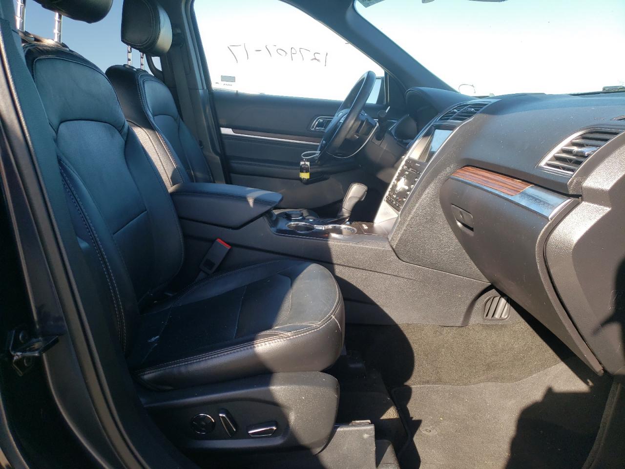 Photo 5 from auction – 2017 FORD EXPLORER L with VIN 1FM5K8F82HGE29554