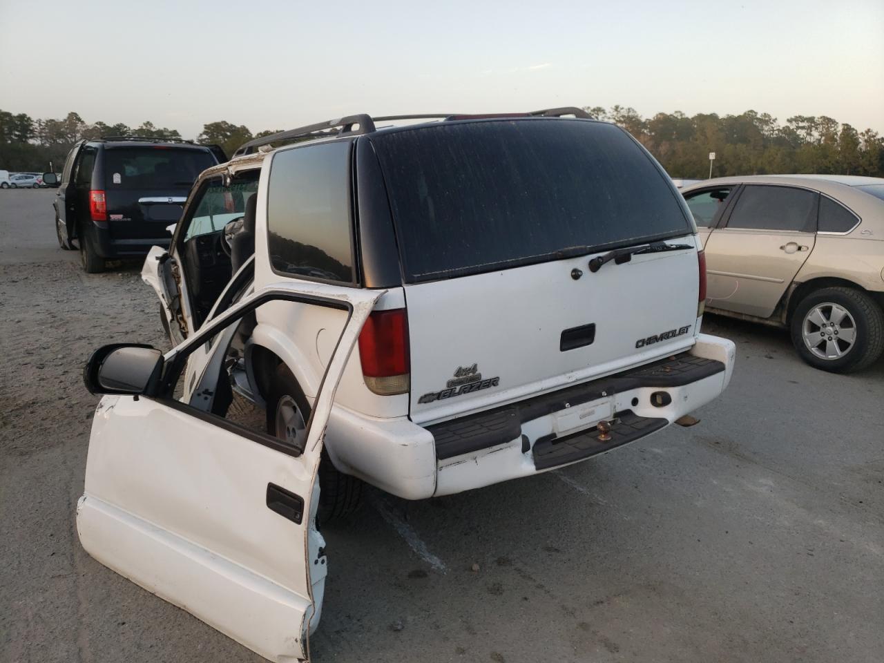 Photo 3 from auction – 2000 CHEVROLET BLAZER with VIN 1GNDT13W9Y2280393