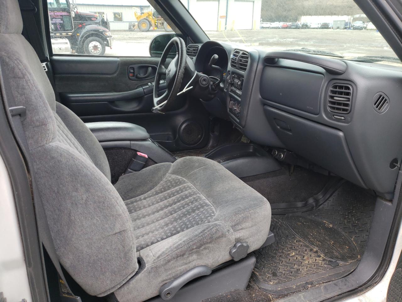 Photo 5 from auction – 2001 CHEVROLET BLAZER with VIN 1GNDT13WX1K203246