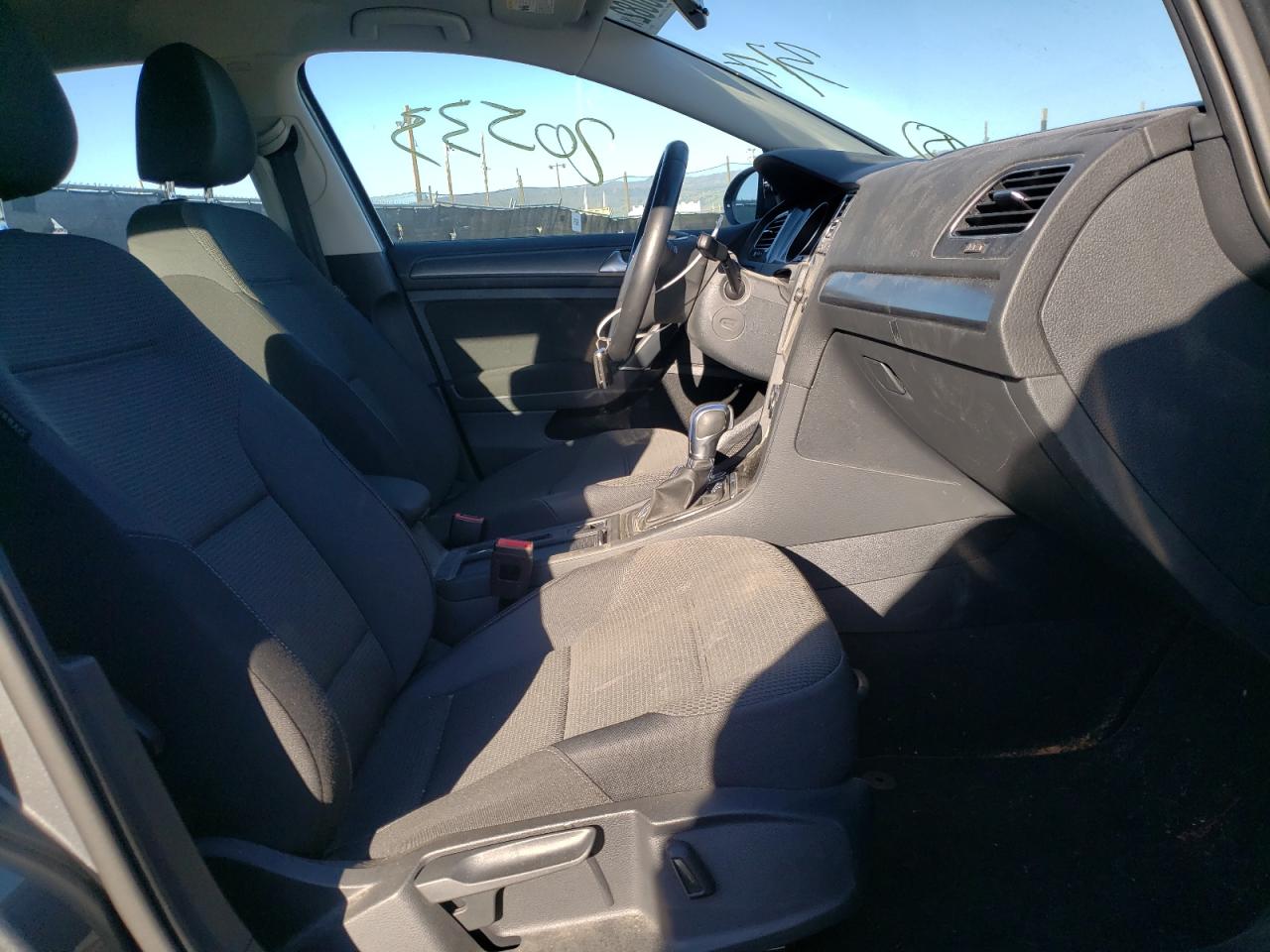 Photo 5 from auction – 2019 VOLKSWAGEN E-GOLF SE with VIN WVWKR7AU2KW911147
